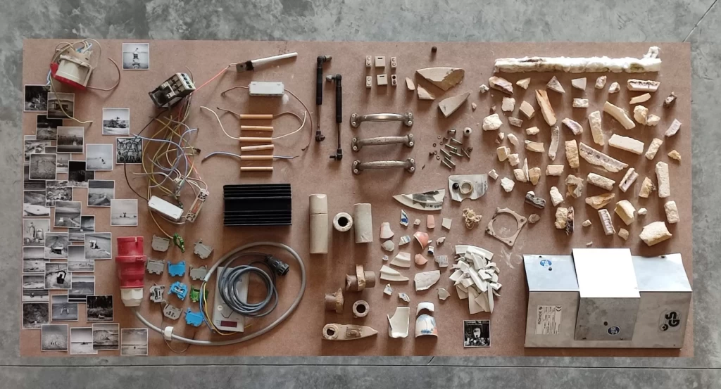 Inventaire des éléments électroniques du four sinistré, photos de X. SourgensInstallation du studio photo des éléments du four (prises de vue par V. Blaize) Photos @ Valérie Blaize