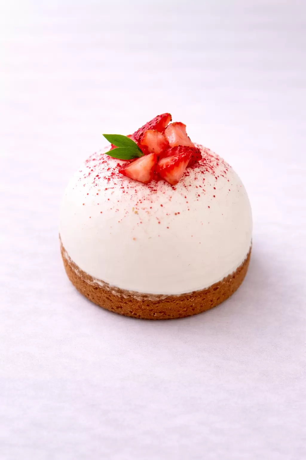 Entremets de saison à la fraises et à la rose, sans gluten