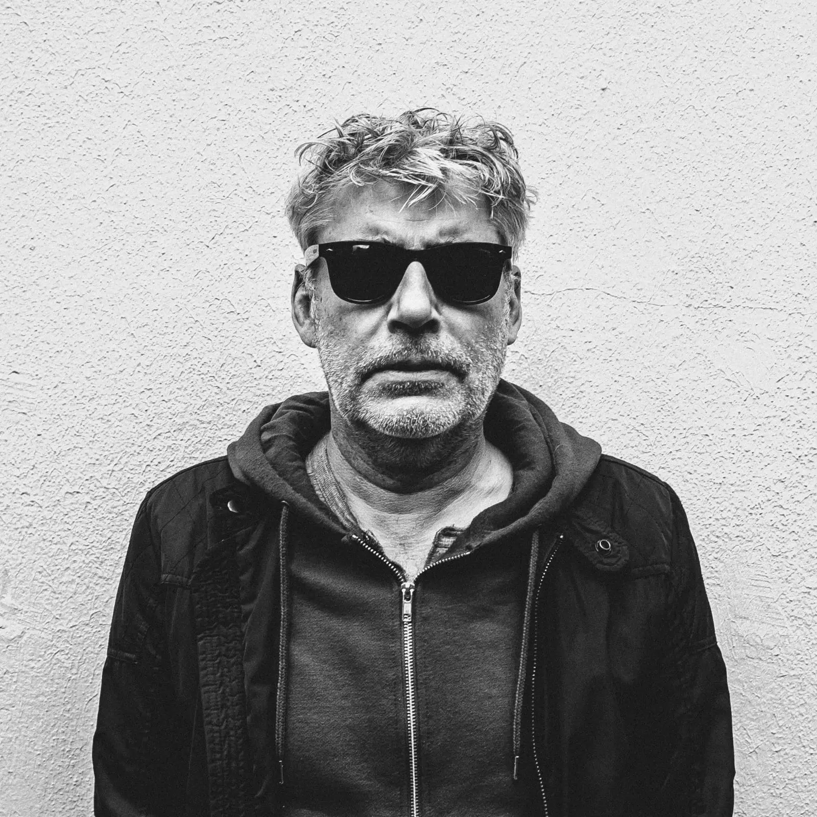 Portrait de l'artiste en noir est blanc
